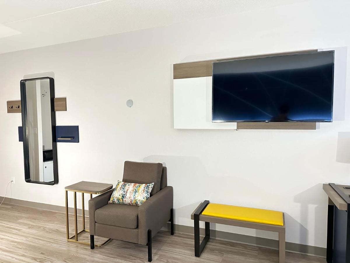 Comfort Inn & Suites Барри Экстерьер фото