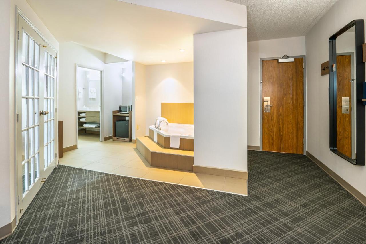Comfort Inn & Suites Барри Экстерьер фото