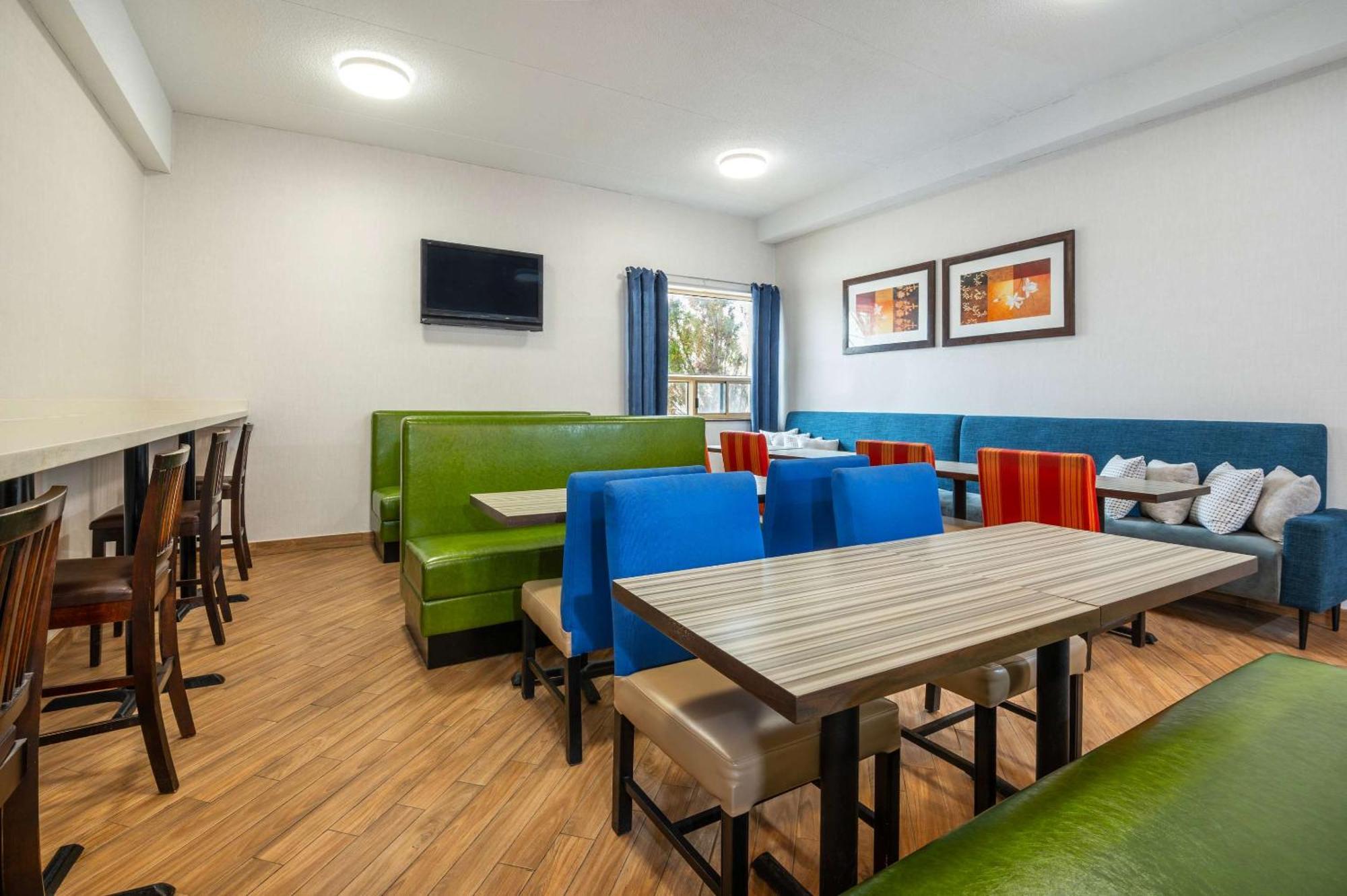Comfort Inn & Suites Барри Экстерьер фото