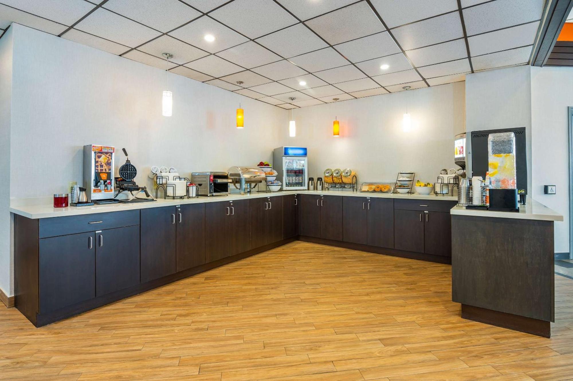Comfort Inn & Suites Барри Экстерьер фото