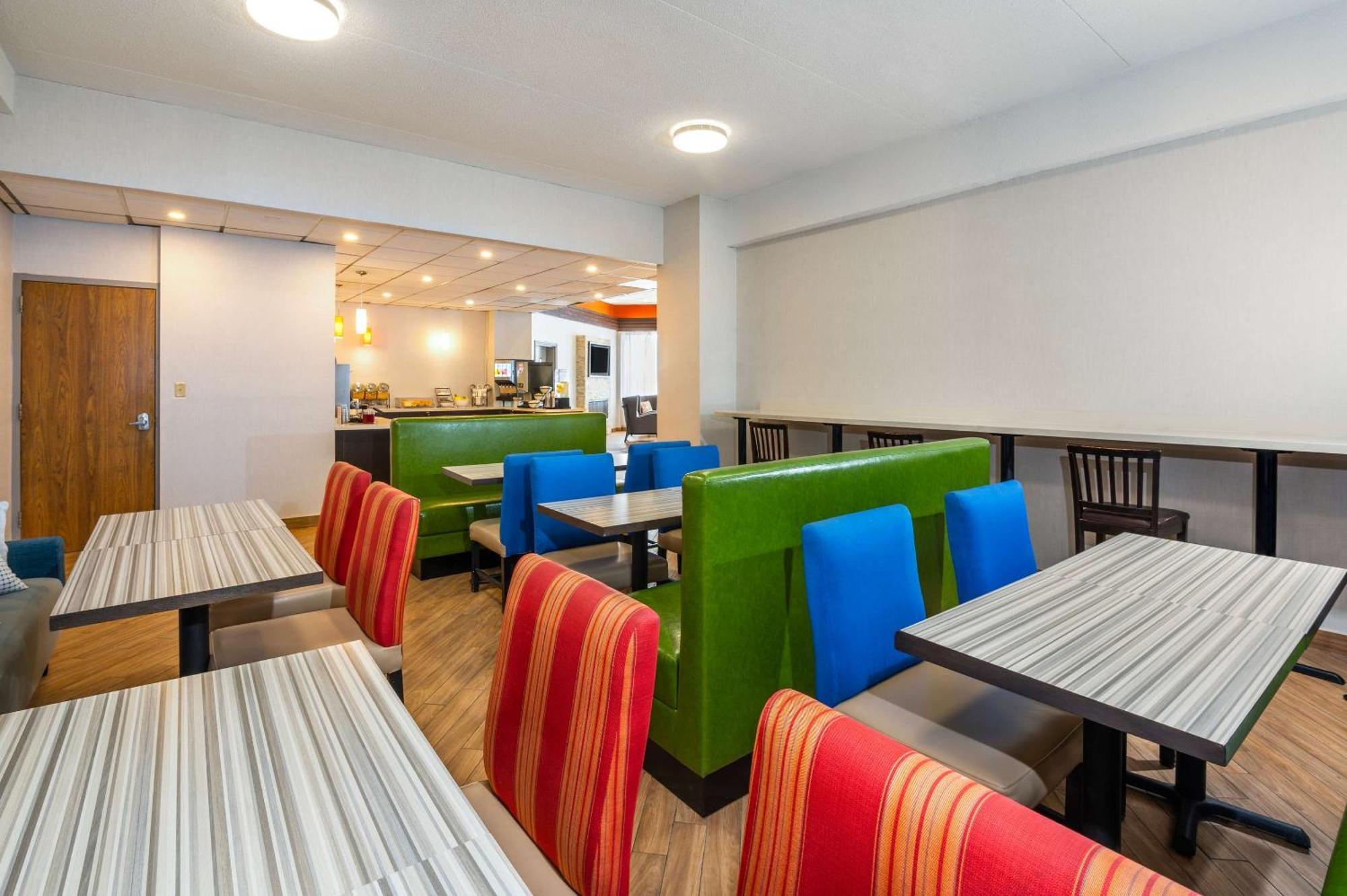 Comfort Inn & Suites Барри Экстерьер фото
