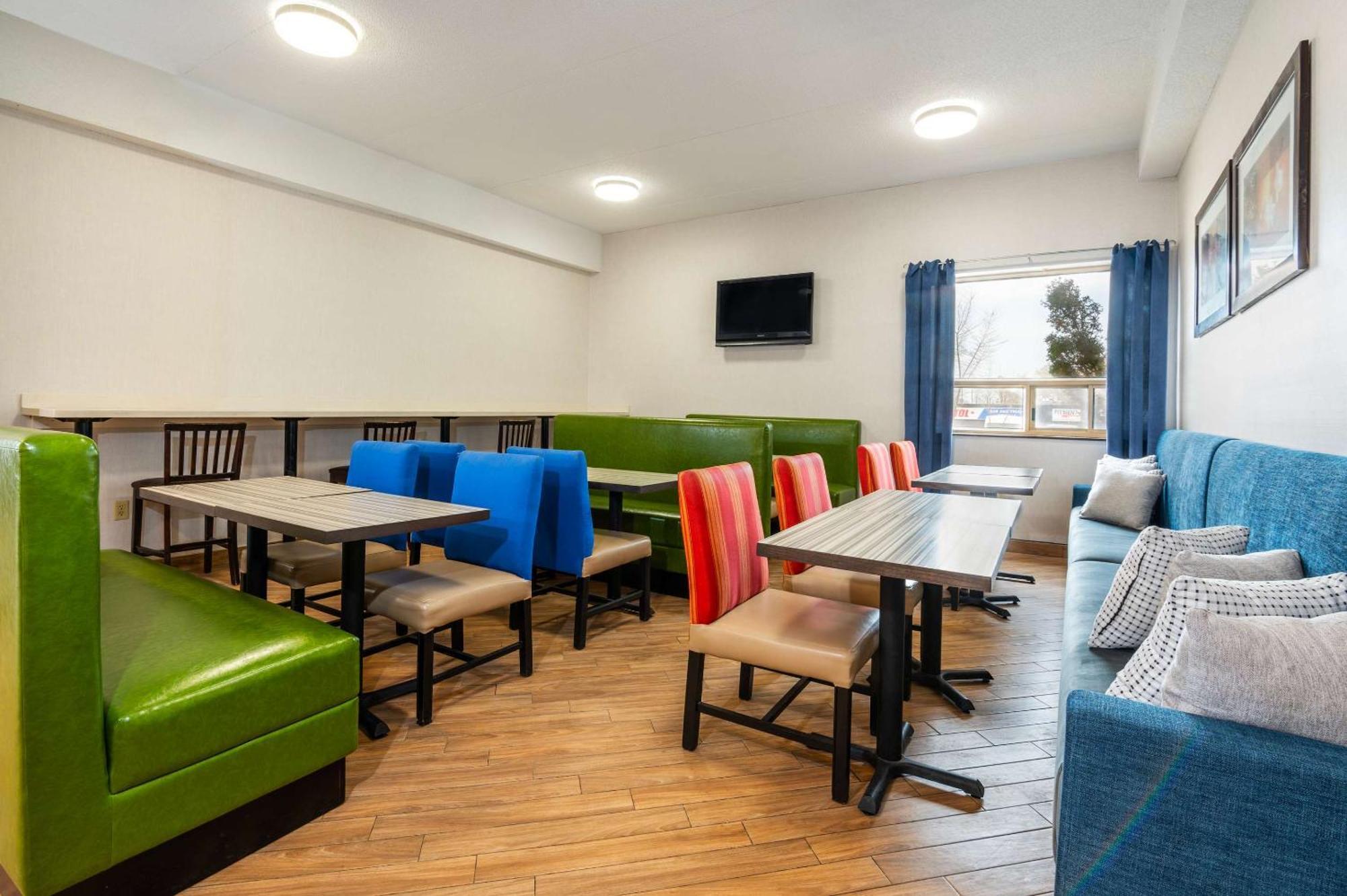 Comfort Inn & Suites Барри Экстерьер фото