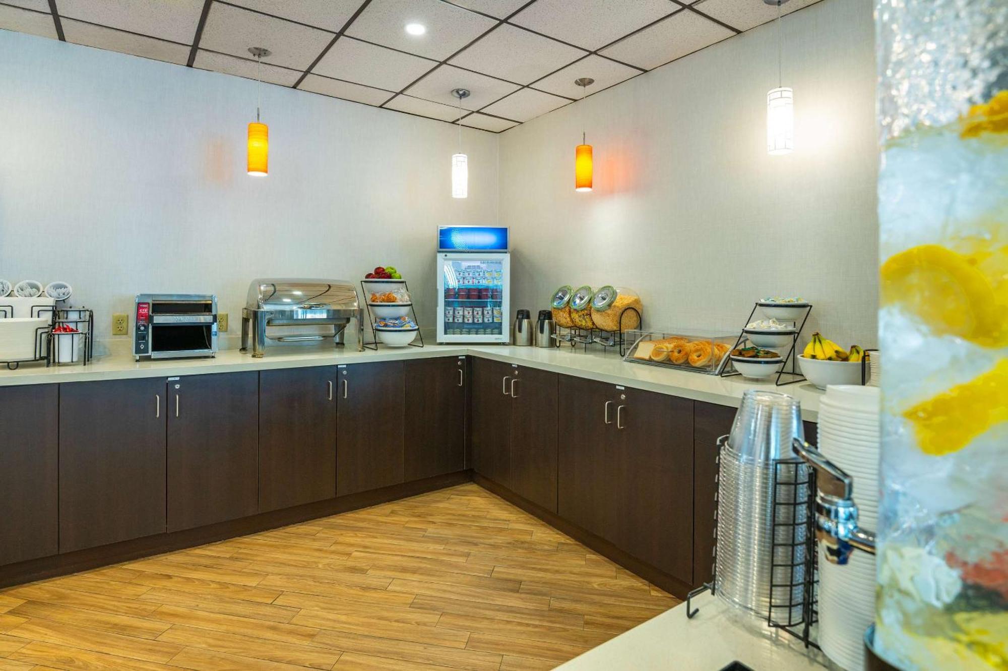 Comfort Inn & Suites Барри Экстерьер фото