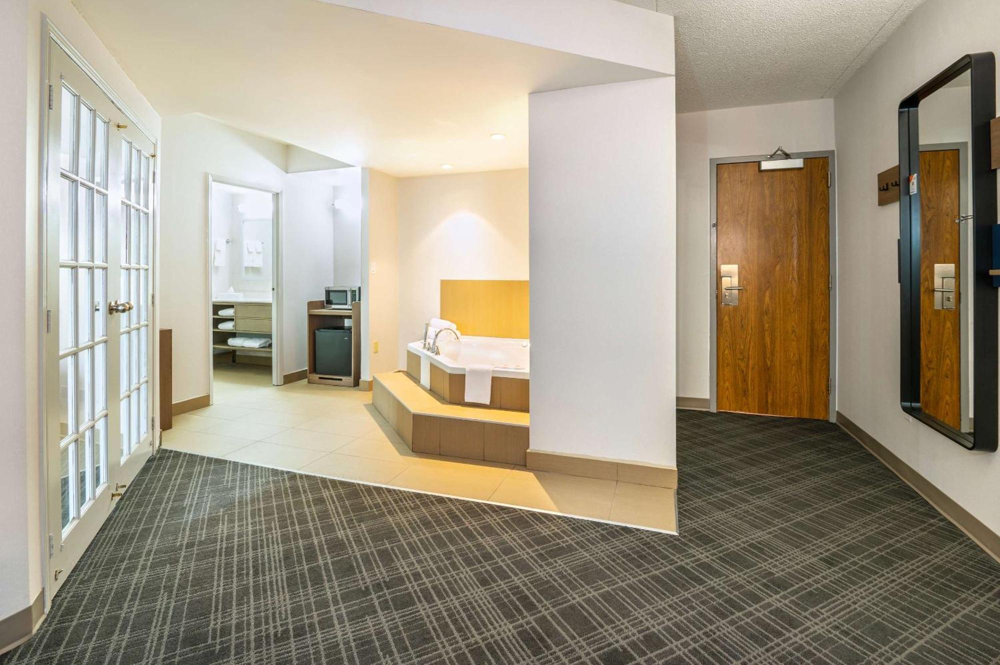 Comfort Inn & Suites Барри Экстерьер фото